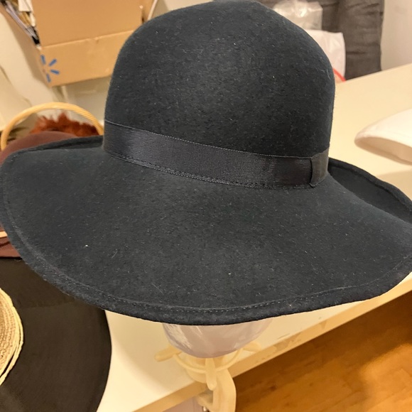 Beautiful New Hats. Many styles. One size fits all. - Picture 4 of 6